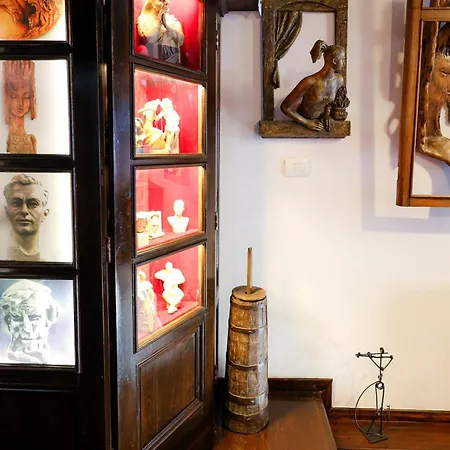 E Skulptorit-unesco Quarter Berati