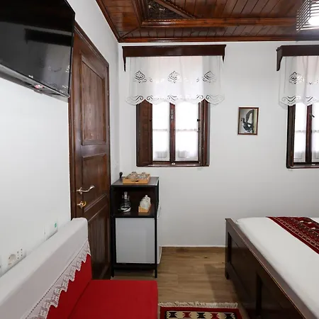 Gasthof E Skulptorit-authentic In Gorica,berat Unesco Area Berat