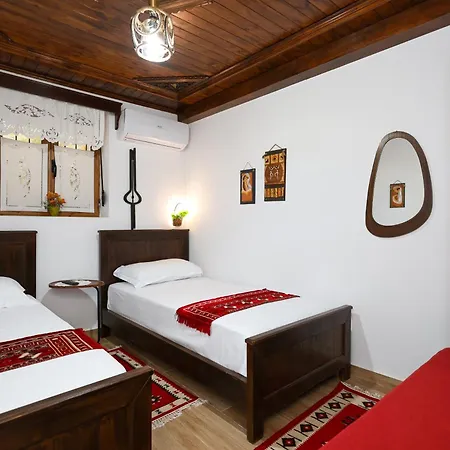 E Skulptorit-authentic In Gorica,berat Unesco Area 招待所 培拉特