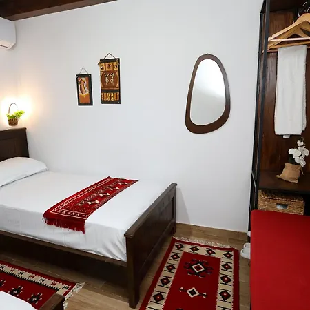 Gasthof E Skulptorit-authentic In Gorica,berat Unesco Area