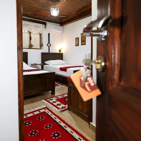 Gasthof E Skulptorit-authentic In Gorica,berat Unesco Area Berat