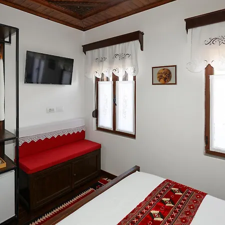 E Skulptorit-authentic In Gorica,berat Unesco Area 招待所 培拉特