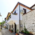 Gæstehus E Skulptorit-authentic In Gorica,berat Unesco Area
